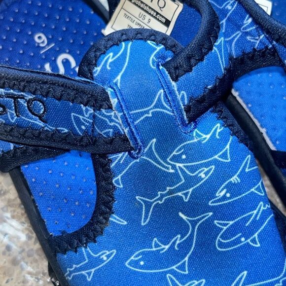 Royal 👸🫅 Blue 🌊 Shark 🦈 Print Mesh & Rubber Beach 🏖️ Sandals🩴 Grip Velcro - Picture 8 of 17